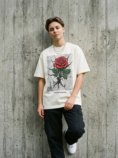T-Shirt Streetwear "Concrete Bloom" — Off-White Oversize Oversize Streetwear T-Shirt – Detailansicht | StilWerk