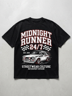 T-Shirt Streetwear "Midnight Runner 24/7" — Schwarz Oversize Oversize Streetwear T-Shirt – Frontansicht | StilWerk