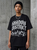 T-Shirt Streetwear "Shadow District" — Schwarz Oversize Oversize Streetwear T-Shirt – Detailansicht | StilWerk