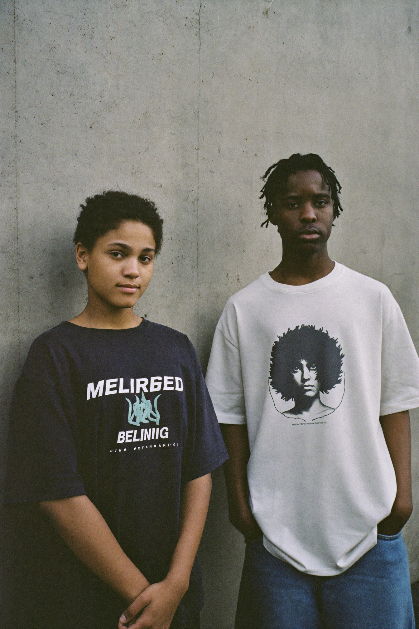 StilWerk Team – Zwei Personen in Oversized T-Shirts, Berlin