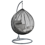 Grauer Rattan Eierstuhl für Garten und Wohnzimmer.