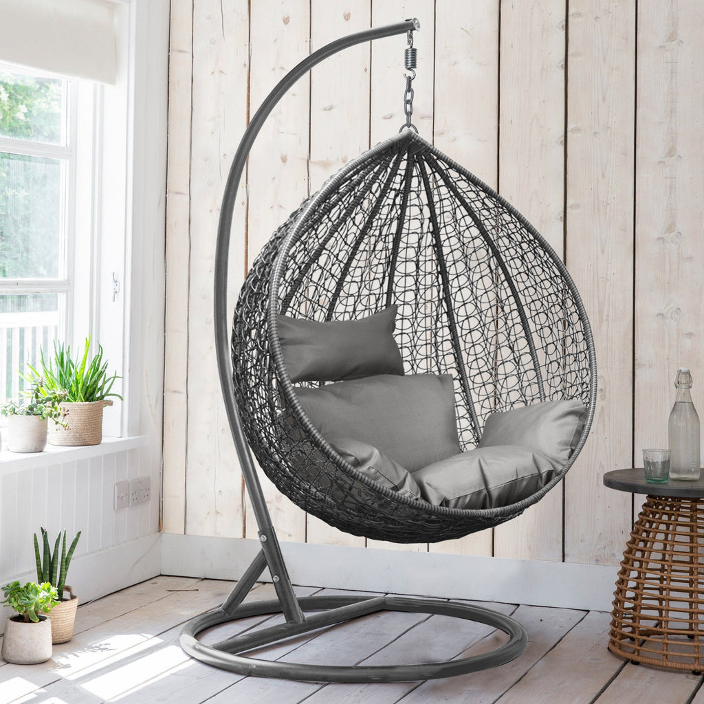 Grauer Rattan Eierstuhl für Garten und Wohnzimmer. 2