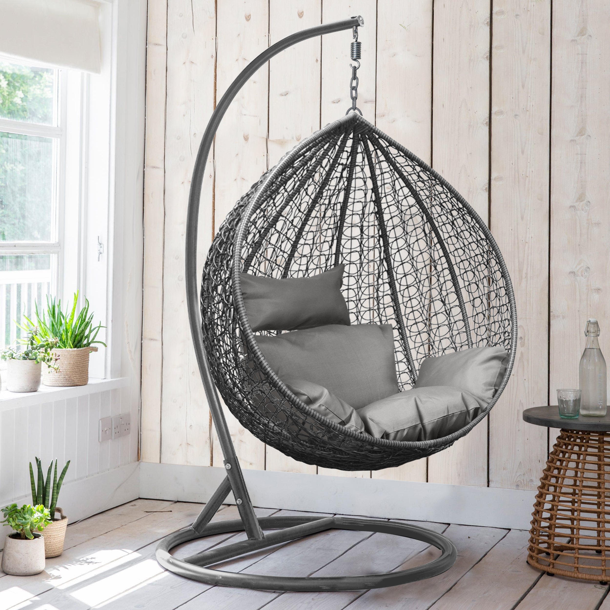 Grauer Rattan Eierstuhl für Garten und Wohnzimmer. 2